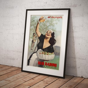 Puede incluir: Un anuncio vintage para Olio Radino, una marca de aceite de oliva puro y exquisito. La imagen muestra a una mujer vertiendo aceite de oliva de una botella en un taz&oacute;n de ensalada, con un exuberante olivar verde en el fondo. El texto "dall'oliva pregiata" es visible sobre la cabeza de la mujer, que se traduce como "de la oliva m&aacute;s fina".