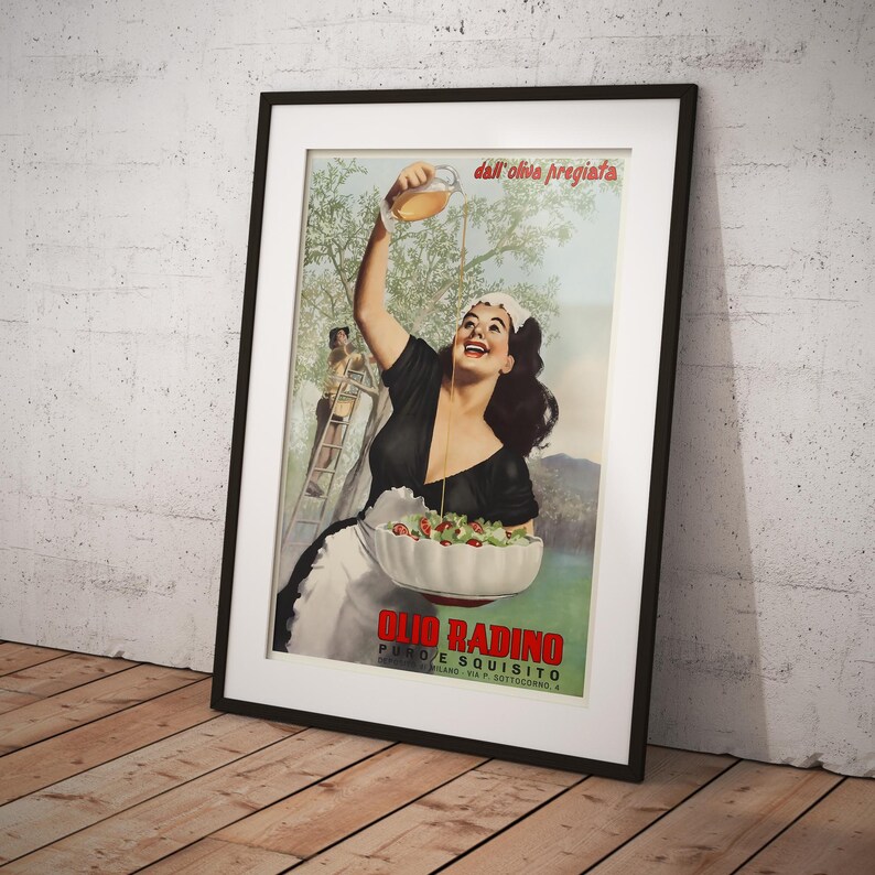 Puede incluir: Un anuncio vintage para Olio Radino, una marca de aceite de oliva puro y exquisito. La imagen muestra a una mujer vertiendo aceite de oliva de una botella en un taz&oacute;n de ensalada, con un exuberante olivar verde en el fondo. El texto "dall'oliva pregiata" es visible sobre la cabeza de la mujer, que se traduce como "de la oliva m&aacute;s fina".