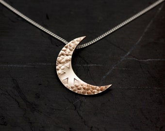 Colgante de luna creciente de bronce reciclado, bronce de platillo Zildjian reciclado, cadena de plata esterlina.