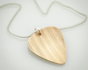 Colgante de plectro de guitarra, colgante de bronce de platillo reciclado, colgante de plectro hecho a mano, joyas de guitarrista, joyas de guitarrista.