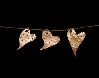 Hermosos colgantes de corazón hechos a mano, hechos de bronce de platillo reciclado. ¡Regalo perfecto para bateristas!