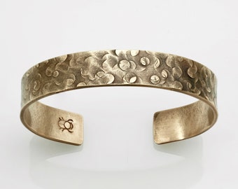 Brazalete unisex texturizado de bronce reciclado, hecho a mano, brazalete de bronce martillado, brazalete de bronce con platillo. Joyería de baterista, 8.º aniversario.