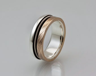 Anillo de bronce y plata de ley con cuerdas de guitarra y platillo. Joyería musical para músicos, guitarristas, bateristas, platillos y tambores. Reciclado.