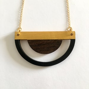 Collier graphique en bois, géométrique et minimaliste, découpe laser, peint en rouge cerise, noir et doré, chaine dorée à l'or fin ÉOS image 1