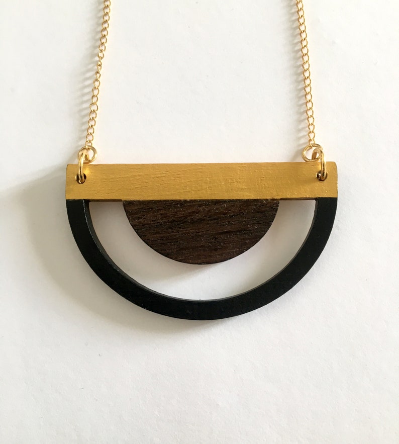 Collier graphique en bois, géométrique et minimaliste, découpe laser, peint en rouge cerise, noir et doré, chaine dorée à l'or fin ÉOS image 1