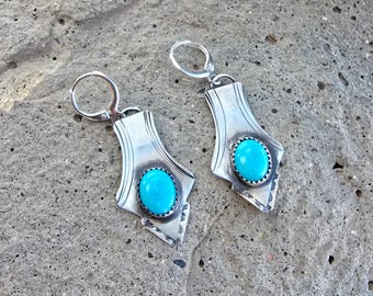 キングマン ターコイズ ハート イヤリング ブライトスカイブルー