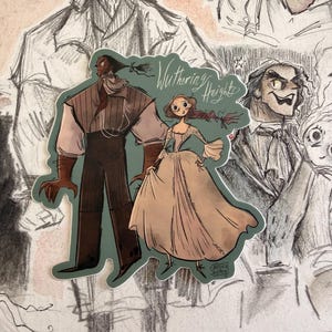 以下が含まれることがあります： 「嵐が丘」の登場人物のイラストが描かれたステッカー。ステッカーは緑色の縁取りで、茶色の男性と桃色のドレスを着た女性が描かれています。「Wuthering Heights」の文字がステッカーに書かれています。