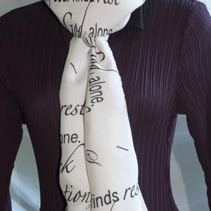 Może przedstawiać: Biały szalik z czarnym tekstem, który brzmi: "My soul finds rest God alone... and alone. Rests one... tion finds rest God alone my rock..."