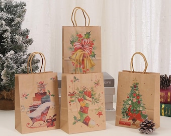 Pode incluir: Quatro sacolas de presente de papel castanho com ilustrações temáticas de Natal. Os designs incluem uma árvore de Natal, sinos, uma meia e um trenó com presentes. Cada saco tem uma alça de papel torcido.