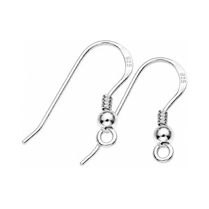 Può includere: Una coppia di ganci per orecchini color argento con un design a filo curvo, una piccola perlina decorativa e un anello circolare alla base per l'aggancio. Ogni gancio è chiaramente stampato con il testo 925, indicante la composizione.