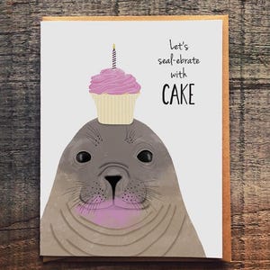 Divertente biglietto di auguri di compleanno con foca – “Facciamo festa con la foca” – Biglietto con un simpatico animale e un'illustrazione di un cupcake – Biglietto di auguri con un gioco di parole