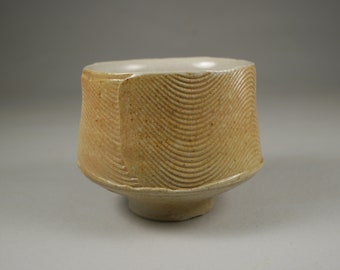 Tasse à thé en poterie au feu de bois. Yunomi en grès. Poterie Wabi Sabi. Poterie contemporaine. Tasse en céramique fabriquée à la main. Bol à thé de poterie de studio.