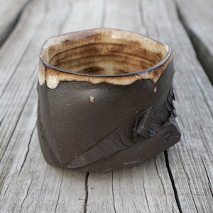 Kaffeetasse aus schwarzem Ton. Mittelgroß Yunomi. Kurinuki Tasse. Art Deco Keramik. Cappuccinotasse.