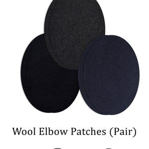 Könnte beinhalten: Rustikales Holzschild mit dem Text "Welcome to our porch" in weißer Schrift. Das Schild hat eine verwitterte Oberfläche und ein schlichtes, einladendes Design, ideal für die Außendekoration.