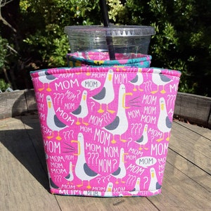 Mom Gull, Mom Mom Mom Iced Coffee Cozy, Insulated Sleeve, Reversible, Coffee Lover Gift. Mother's Day Gift. afbeelding 3