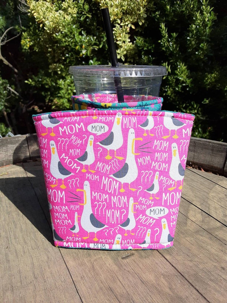 Mom Gull, Mom Mom Mom Iced Coffee Cozy, Insulated Sleeve, Reversible, Coffee Lover Gift. Mother's Day Gift. afbeelding 3