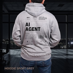 Puede incluir: Una sudadera con capucha gris con el texto "AI AGENT" impreso en la parte posterior. La sudadera con capucha también presenta texto y gráficos adicionales, incluyendo "100% HUMAN-LIKE" y "EXPERTISE NEURAL NET". La parte inferior de la sudadera con capucha dice "HOODIE SPORT GREY".