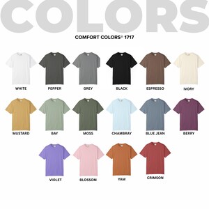 Może przedstawiać: Wzornik kolor&oacute;w koszulek Comfort Colors 1717, przedstawiający 16 koszulek z kr&oacute;tkim rękawem w r&oacute;żnych odcieniach, w tym białym, pieprzowym, szarym, czarnym, espresso, kości słoniowej, musztardowym, zatokowym, mchowym, chambray, dżinsowym, jagodowym, fioletowym, kwiatowym, yam i karmazynowym.