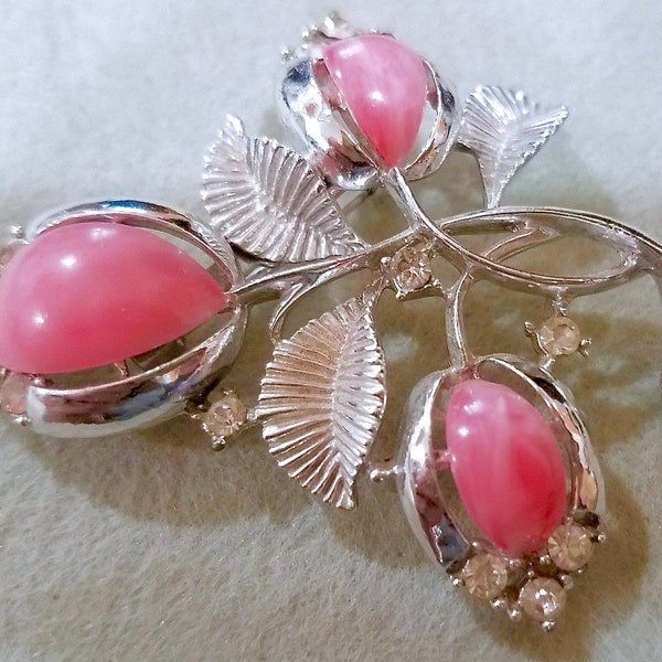 Vintage Signé Coro Pink Pearlized Thermoset Flowers Silver Tone Leaves Strass Pin Brooch