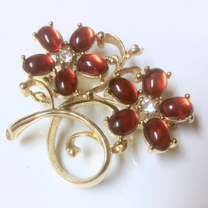 Vintage Rode Gelei Lucite en Strass Goud Tone Floral Pin Broche
