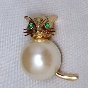 Vintage Signed Marvella Cute Kitty Cat Faux Pearl Body Gold Tone 1” Brooch Pin Green Eyes