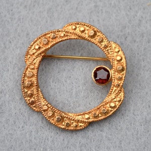 Vintage Textured Marquesite Gold Tone Red Rhinestone Circle Brooch Pin