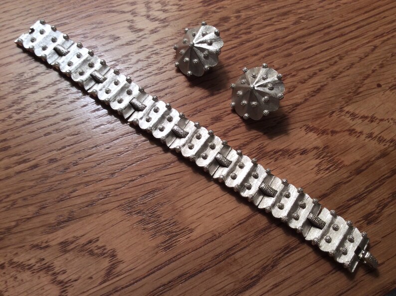 Vintage Signed Crown Trifari Brushed Silver Tone Dotted Burst Bracelet /& Clip-On Earrings Set