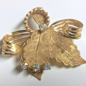 Vintage Western Germany Blatt-Brosche in Gold-Ton mit Aurora Borealis Strasssteinen
