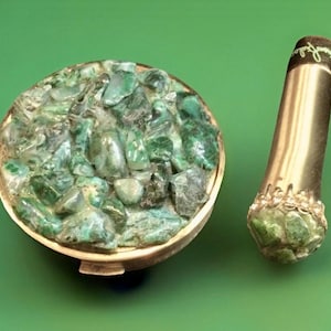 Estuche de polvos compactos y rubor labial con joyas Jade de Marian Bialac, diseño excepcional