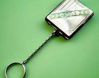 Anello compatto da ballo Art Déco dei primi del Novecento con cipria, fard e smalto verde.