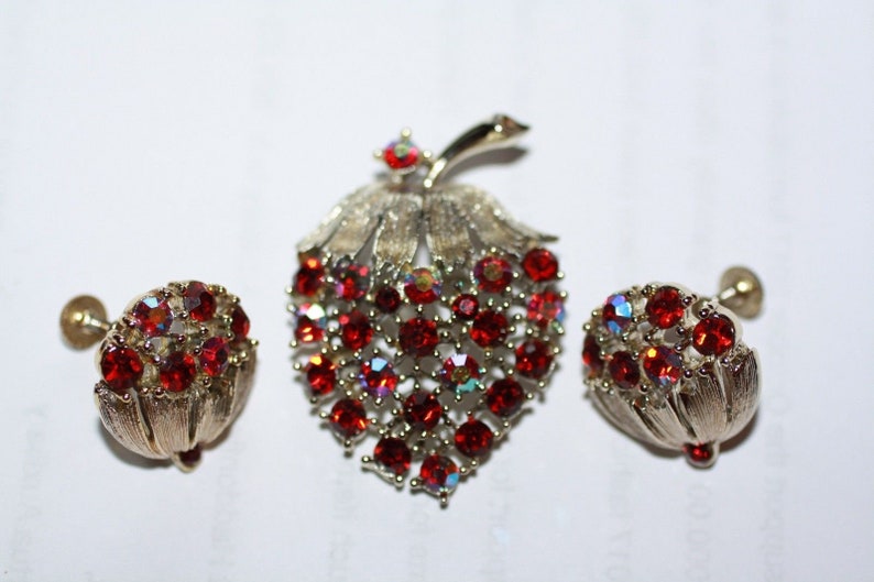 Vintage Signed Lisner Red Aurora Borealis Stones Brooch and Screw On Earrings Set