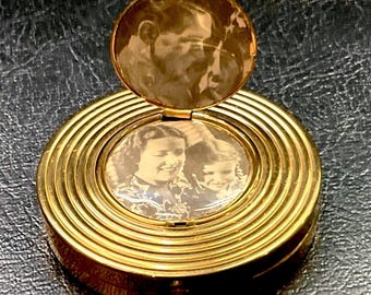 Estuche de polvos vintage, portafotos, guilloché, Zell, 5th Ave, tono dorado.