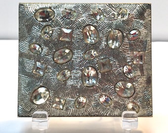 Cipria compatta vintage con strass scintillanti, metà secolo