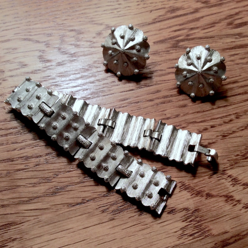 Vintage Signed Crown Trifari Brushed Silver Tone Dotted Burst Bracelet /& Clip-On Earrings Set