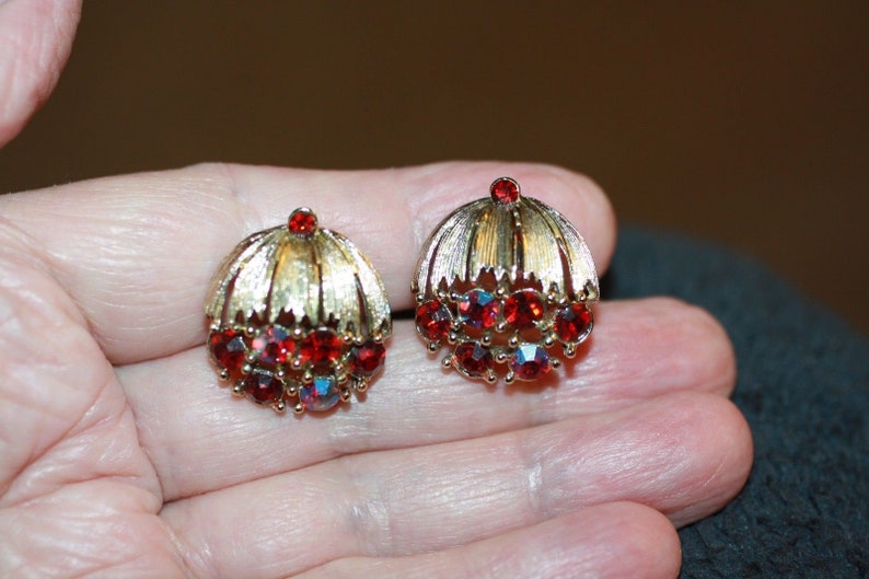 Vintage Signed Lisner Red Aurora Borealis Stones Brooch and Screw On Earrings Set