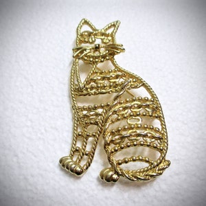 Vintage Large Gold Tone Sitting Cat Brooch Pin Openwork Signed 1980