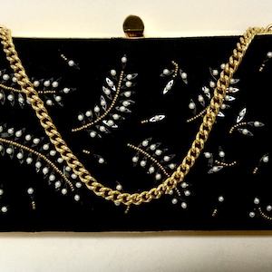 Elegante bolso de mano de gamuza negra con perlas de semillas y cadena de mano en tono dorado