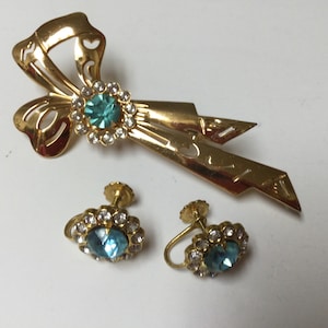 New Old Stock Signed Coro Brooch Pin and Screw on Earrings Jewelry Set