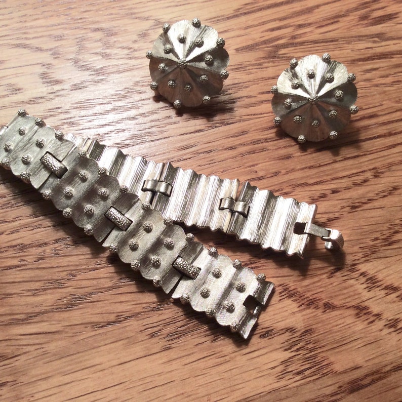 Vintage Signed Crown Trifari Brushed Silver Tone Dotted Burst Bracelet /& Clip-On Earrings Set