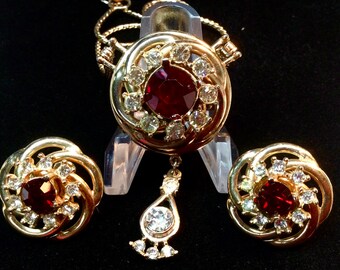 Set di collana e orecchini con strass rossi: gioielli vintage color oro