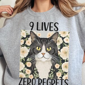 Gato selvagem com nove vidas e zero arrependimentos em PNG, design inspirador de sublimação de gato, camiseta de gato em PNG, presente para amantes de gatos