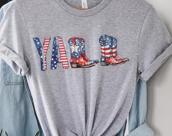 Kowbojskie buty z okazji 4 lipca, PNG, Koszulka Yall, PNG, Koszulka z amerykańskimi kowbojskimi butami, Koszulka z grafiką w stylu western, Koszulka z koncertem country