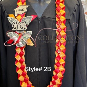 Puede incluir: Un lei rojo y dorado con un tema de graduaci&oacute;n. El lei est&aacute; hecho de cinta de sat&eacute;n y tiene un patr&oacute;n de diamante. El lei est&aacute; decorado con un gorro de graduaci&oacute;n y el texto "Class of 2025". El lei tambi&eacute;n est&aacute; decorado con una mariposa hecha de dinero. El lei est&aacute; etiquetado como "Style # 2B".