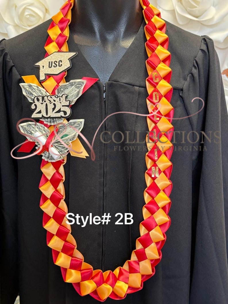 Puede incluir: Un lei rojo y dorado con un tema de graduaci&oacute;n. El lei est&aacute; hecho de cinta de sat&eacute;n y tiene un patr&oacute;n de diamante. El lei est&aacute; decorado con un gorro de graduaci&oacute;n y el texto "Class of 2025". El lei tambi&eacute;n est&aacute; decorado con una mariposa hecha de dinero. El lei est&aacute; etiquetado como "Style # 2B".