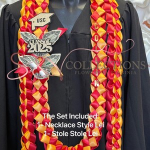 Puede incluir: Un collar de graduaci&oacute;n rojo y dorado con un dije de gorro de graduaci&oacute;n dorado y un dije dorado 'Class of 2025'. El collar est&aacute; hecho de cinta de sat&eacute;n y es un collar de estilo collar. El conjunto incluye un collar de estilo collar y un collar de estilo estola.