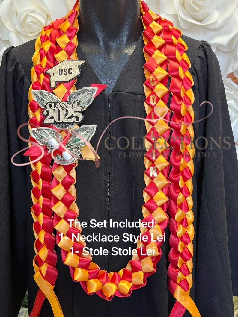 Puede incluir: Un collar de graduaci&oacute;n rojo y dorado con un dije de gorro de graduaci&oacute;n dorado y un dije dorado 'Class of 2025'. El collar est&aacute; hecho de cinta de sat&eacute;n y es un collar de estilo collar. El conjunto incluye un collar de estilo collar y un collar de estilo estola.