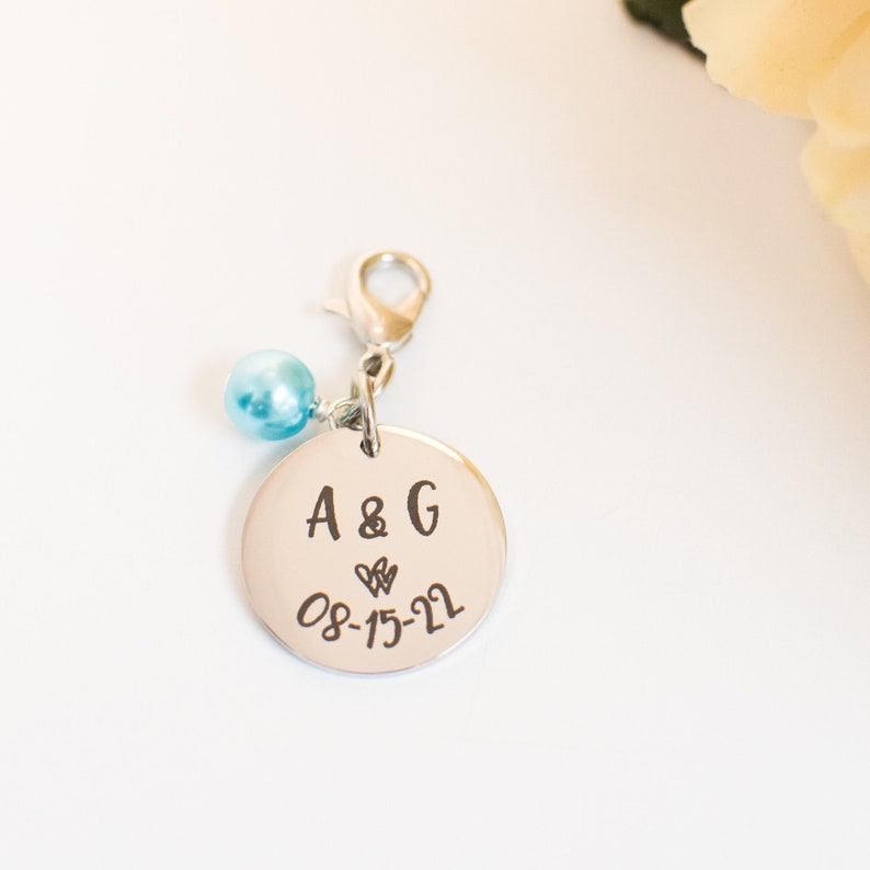 Personalized Something Blue Bouquet Charm for Bride Gift for Wedding Day Customized Bride Groom Engraved Initial Date Bridal Bouquet Charm Bild 3