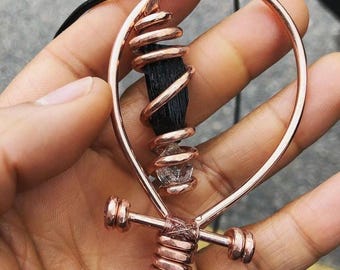 Hellindat Ankh-halsband med svart turmalin och Herkimer-diamanter