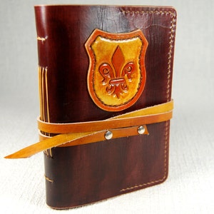 Diario de cuero A6, Diario Fleur De Lis, Diario cosido, Diario hecho a mano, Regalo para él, Regalo para ella, Diario de cuaderno de cuero
