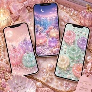 Puede incluir: Tres teléfonos inteligentes que muestran fondos de pantalla digitales con calabazas de colores pastel, perlas y conchas marinas. Los dispositivos están dispuestos sobre una superficie decorada con cintas rosas, perlas, un plato con forma de concha con el texto Good Wallpapers Brighter Days y una etiqueta que dice Phone Wallpapers for a Prettier Everyday.
